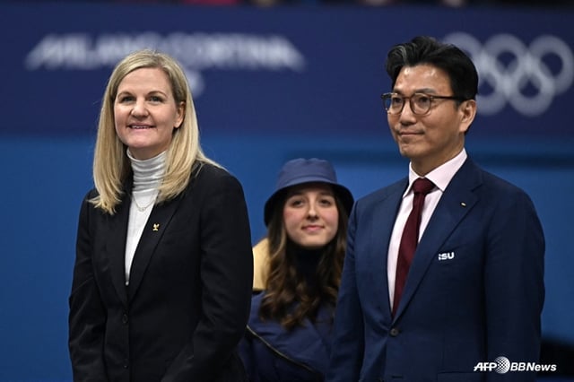 지난 2월 열린 동계 올림픽이 나섰던 커스티 코번트리 IOC 회장(왼쪽)과 김재열 회장(오른쪽). /AFPBBNews=뉴스1
