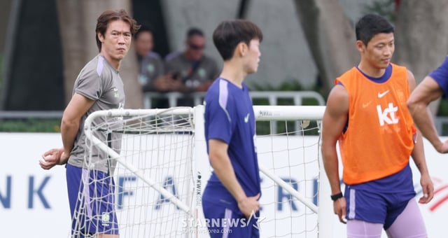 2026 북중미월드컵 출전 중인 대한민국 축구 국가대표팀이 12일 멕시코 과달라하라 치바스 베르데 바예에서 회복 훈련을 진행했다. 홍명보 감독이 상념에 잠긴 채 선수들의 훈련을 보고 있다. /사진=김진경 대기자