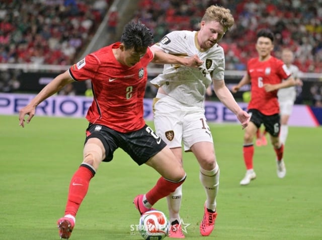 2026 북중미월드컵 A조 예선 대한민국-체코전이 12일(한국 시간) 멕시코 과달라하라 에스타디오 아크론에서 열렸다. 이한범이 체코 파벨 슐츠를 제치고 돌파를 시도하고 있다. /사진=김진경 대기자