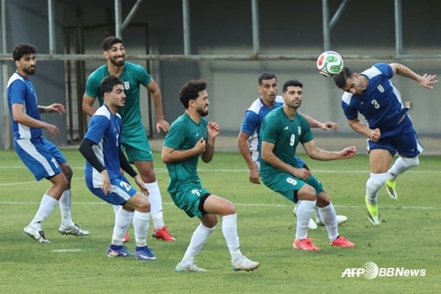 훈련 중인 이란 축구 국가대표팀 선수들. /AFPBBNews=뉴스1