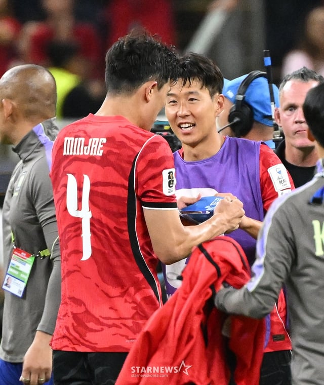 2026 북중미월드컵 A조 예선 대한민국-체코전이 12일(한국 시간) 멕시코 과달라하라 에스타디오 아크론에서 열렸다. 김민재가 경기 종료 후 손흥민에게 주장 완장을 반납하고 있다. /사진=김진경 대기자