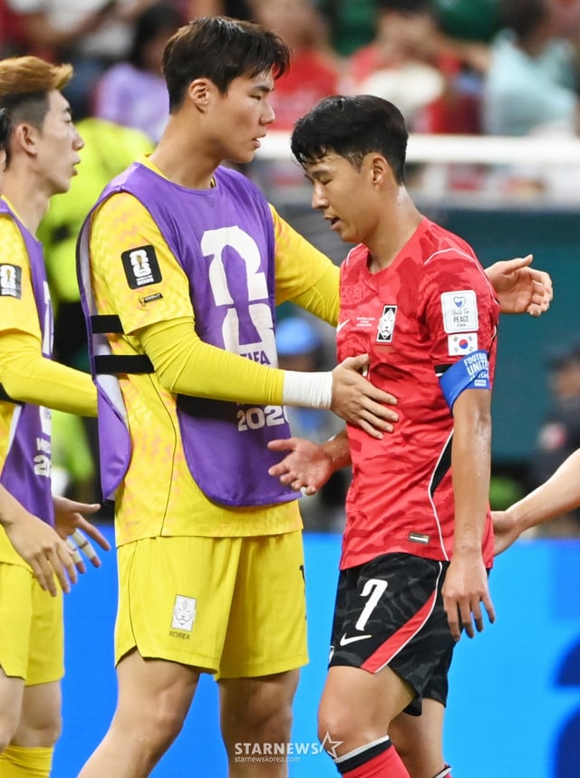 2026 북중미월드컵 A조 예선 대한민국-체코전이 12일(한국 시간) 멕시코 과달라하라 에스타디오 아크론에서 열렸다. 손흥민이 후반 14분 교체된 후 동료들의 위로를 받고 있다. /사진=김진경 대기자