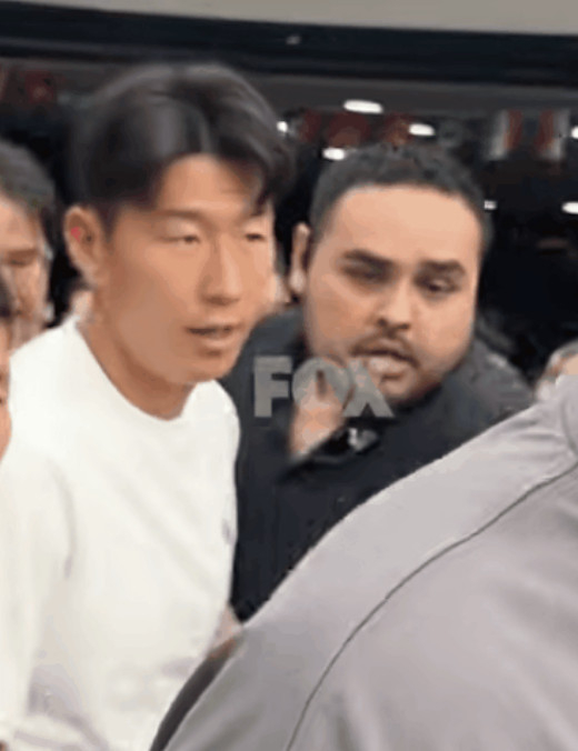 멕시코 타코 식당에서 식사를 마치고 나오는 손흥민의 모습. /사진=폭스 스포츠 영상 갈무리