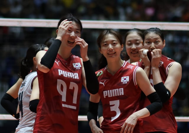 喜んでいる大韓民国女子バレーボール代表チームの選手たち。 /写真=AVC提供