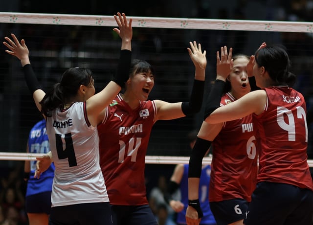 喜んでいる大韓民国女子バレーボール代表チームの選手たち。 /写真=AVC提供