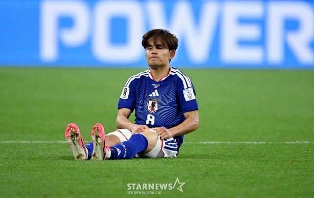 Takefusa Kubo of the Japan national football team is seen collapsing on the pitch while complaining of knee pain during the first match of the 2026 FIFA World Cup North, Central America and Caribbean Group F against the Netherlands at the Dallas Stadium in Japan on the 15th. /Photo=Reuters=NEWS1