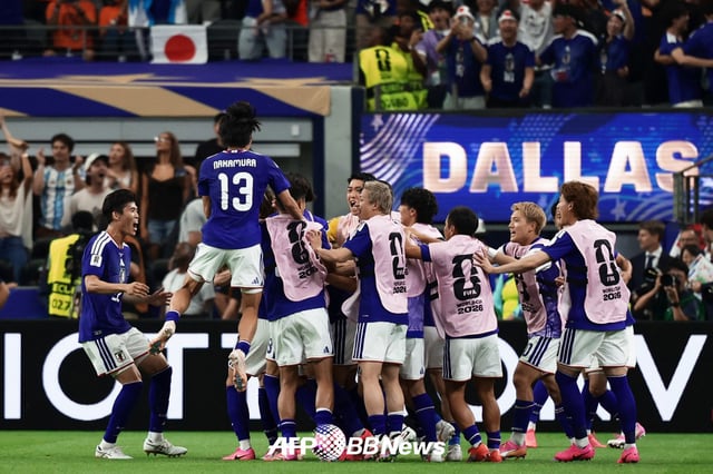 Japan national football team players celebrating after the dramatic equalizer in the 43rd minute of the second half against the Netherlands on the 15th. /Photo=AFPBBNews=NEWS1