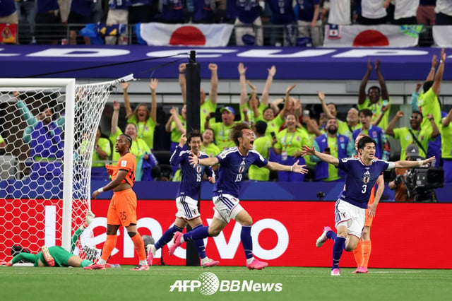 Japan national team players celebrating after a dramatic equalizer in the final moments of the second half of the Group F opener against the Netherlands at the 2026 FIFA North, Central America and Caribbean World Cup at the stadium in Dallas, USA, on the 15th. /AFPBBNews=NEWS1