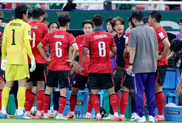 홍명보 감독이 지난 12일(한국시간) 멕시코 과달라하라 에스타디오 아크론에서 열린 체코와 2026 북중미 월드컵 조별리그 A조 1차전에서 하이드레이션 브레이크 때 작전 지시를 하고 있다. /사진=김진경 대기자