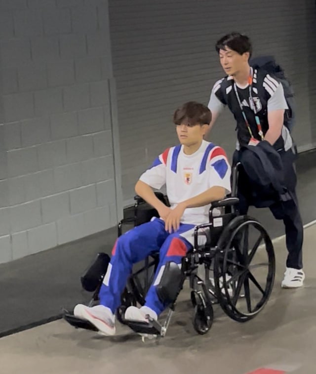 Takefusa Kubo of the Japanese national team is seen leaving the stadium on a wheelchair after the 2026 FIFA North, Central America and Caribbean World Cup Group F first-round match between Japan and the Netherlands at Dallas Stadium in the United States on the 15th. /Photo=Screenshot from Alberto Fernandez, a reporter for Ondacero, on social media