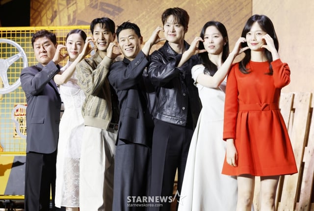배우 김경호, 이다희, 김지석, 진선규, 공명, 강한나, 전소민이 15일 서울 중구 앰배서더 서울 풀만 호텔에서 열린 넷플릭스 영화 '남편들' 제작보고회에 참석해 포즈를 취하고 있다./ 2026.06.15 /사진=김휘선 hwijpg@