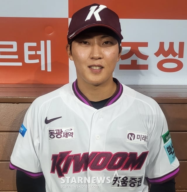 키움 히어로즈 원성준이 14일 한화 이글스전 연이틀 결승타를 날린 뒤 취재진과 인터뷰를 하고 있다. /사진=안호근 기자