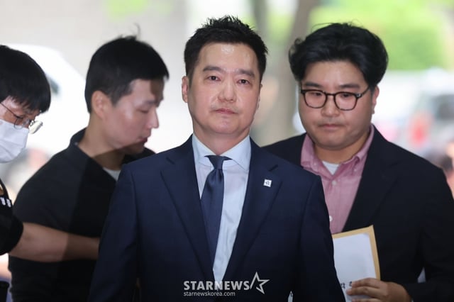 [Seoul = Newsis] Phóng viên Kwon Chang-hoe = Giám đốc Viện nghiên cứu Garosero Kim Se-se đang trình diện tại Tòa án Trung ương Seoul vào ngày 26 tại Seocho-gu, Seoul để thẩm vấn nghi phạm trước khi bắt giữ (kiểm tra tính hợp lệ của lệnh bắt giữ) với cáo buộc vi phạm luật đặc biệt liên quan đến hình phạt tội phạm bạo lực tình dục. 2026.05.26. kch0523@newsis.com /Ảnh = Kwon Chang-hoe