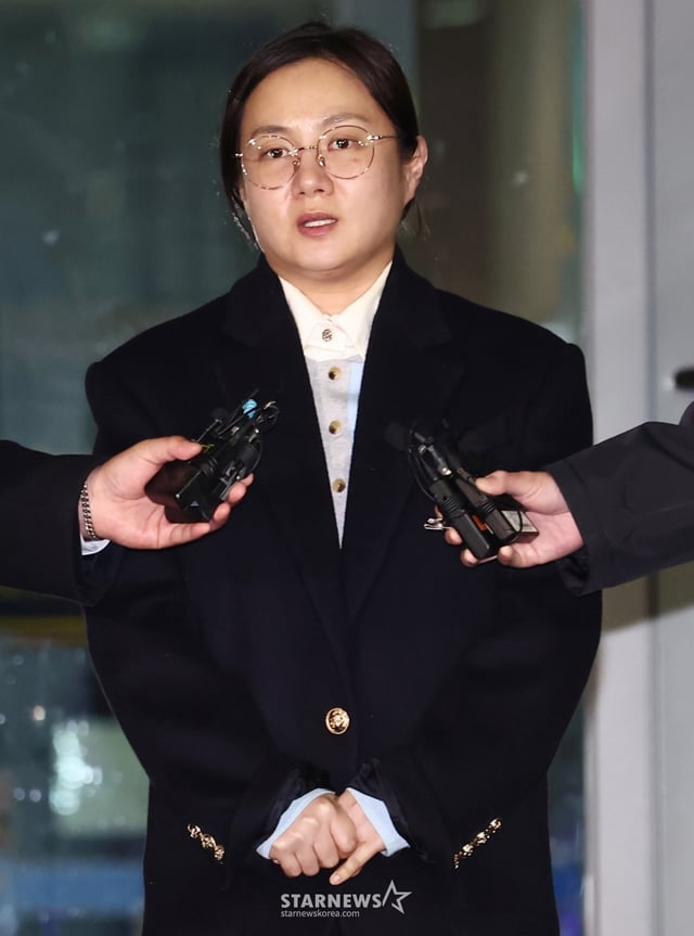 (서울=뉴스1) 김민지 기자 = 전직 매니저들에게 갑질을 했다는 등의 의혹에 휩싸인 개그우먼 박나래가 20일 밤 서울 강남경찰서에서 피고발인 조사를 마치고 나오며 취재진 질의에 답변하고 있다. 2026.2.20/뉴스1  Copyright © 뉴스1. All rights reserved. 무단 전재 및 재배포,  AI학습 이용 금지. /사진=(서울=뉴스1) 김민지 기자