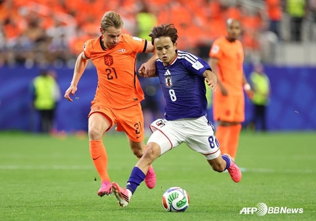 Frankie de Jong (left) and Takafusa Kubo. /AFPBBNews=NEWS1