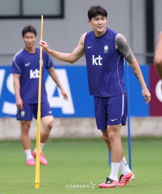 サッカーの大韓民国代表チームが20·26北中米ワールドカップ(W杯)を控え、8日、メキシコ·グアダラハラのチバス·ベルデ·バジェで練習を行った。 金ミンジェがパッシングパターンのトレーニングをしている。 /写真=キム·ジンギョン待機者。