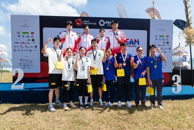 The South Korean open water swimming team celebrates after securing a silver medal. /Photo=Korea Swimming Federation