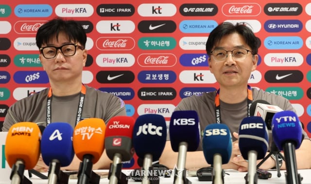 The South Korean national football team conducted training on the 15th at Chivas Verde Valle in Guadalajara, Mexico, ahead of the second round of the 2026 North, Central America and Caribbean Cup Group A qualifiers. Chung-Ang University's mental coach Han Deok-hyun (right, Chung-Ang University JungShin Ui-hak-gwa (Prof.)) and chief physician Song Jun-seop responded to reporters' interviews. /Photo=Senior reporter Kim Jin-kyung kim.jinkyung@