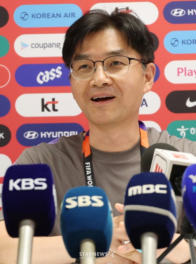 The South Korean national football team conducted training on the 15th at Chivas Verde Valle in Guadalajara, Mexico, ahead of the second round of the 2026 North, Central America and Caribbean Cup Group A qualifiers. Chung-Ang University's mental coach Han Deok-hyun (Chung-Ang University JungShin Ui-hak-gwa (Prof.)) responded to reporters' interviews. /Photo=Senior reporter Kim Jin-kyung kim.jinkyung@