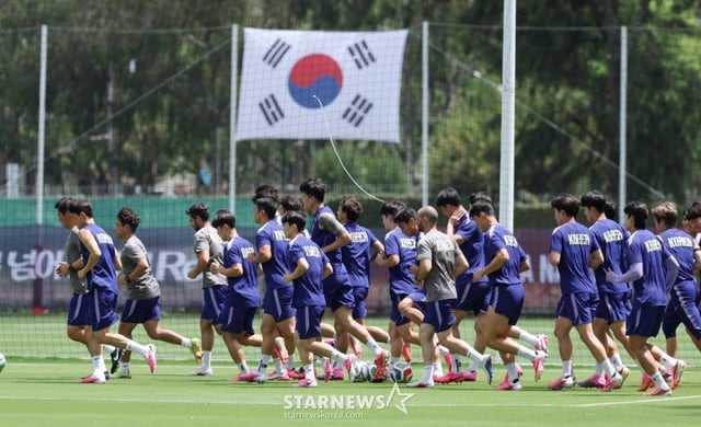 The South Korean national football team conducted training on the 15th at Chivas Verde Valle in Guadalajara, Mexico, ahead of the second round of the 2026 North, Central America and Caribbean Cup Group A qualifiers. Players, including Son Heung-min, are seen doing running training. /Photo=Chief correspondent Kim Jin-kyung