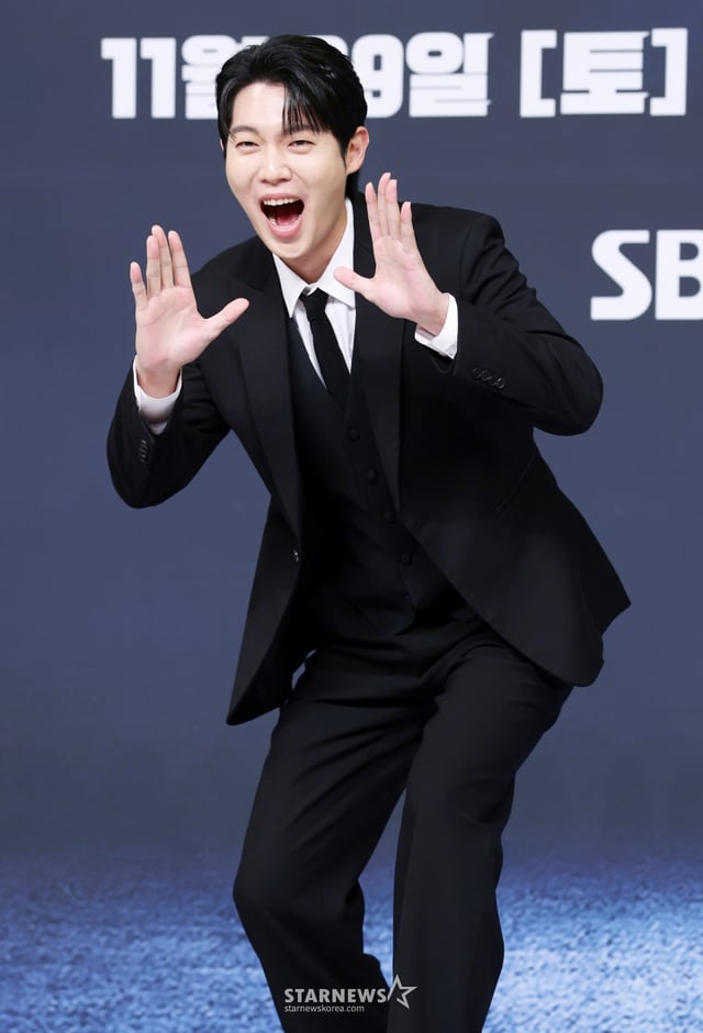 가수 손태진이 26일 서울 양천구 목동 SBS에서 진행된 예능 '열혈농구단' 제작발표회에 참석해 포즈를 취하고 있다. /2025.11.2 /사진=김휘선 hwijpg@