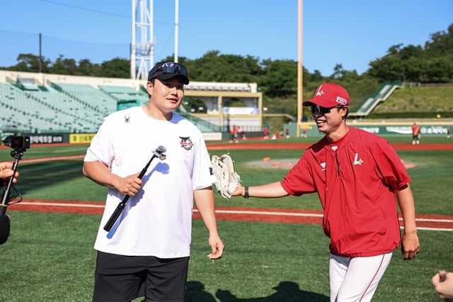SSG 나경민 코치(오른쪽)와 인사를 하고 있는 최지만(왼쪽). /사진=울산 웨일즈