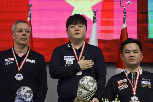 조명우가 14일 2026 앙카라 세계 3쿠션당구월드컵에서 우승한 뒤 시상대에 올라 애국가에 맞춰 가슴에 손을 얹고 있다. /사진=대한당구연맹 제공