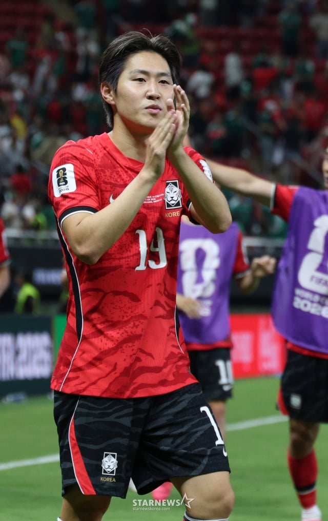 이강인이 지난 12일 2026 북중미월드컵 A조 예선 체코와 경기에서 승리 후 그라운드를 돌며 팬들과 인사하고 있다. /사진=김진경 대기자