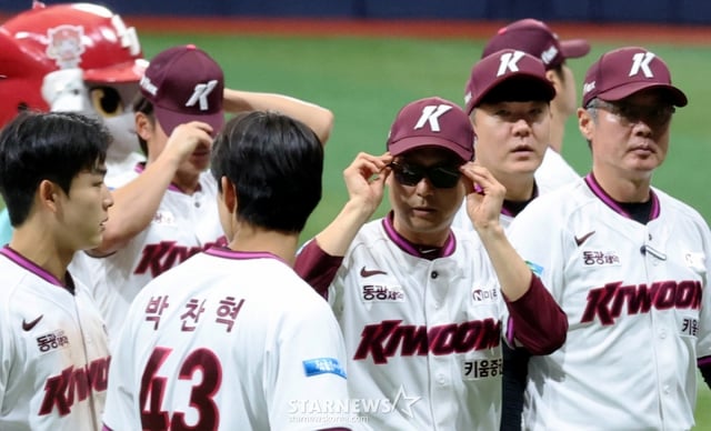 키움 마무리 유토가 14일 고척스카이돔에서 열리는 2026KBO리그 키움히어로즈와 한화이글스 경기 1점차 리드하는 9회초 등판해 쫄깃한 이닝을 맞았다. 키움 설종진 감독과 선수들이 승리를 자축하고 있다. 2026.06.14. /사진=강영조 cameratalks@