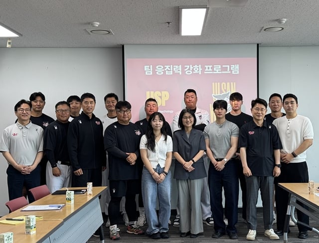 On the 15th, Ulsan Whales officials and Ulsan University researchers posed for a commemorative photo at a meeting on the 'Player Team Cohesion Enhancement Program' held in the Ulsan Whales club meeting room. /Photo=Ulsan Whales