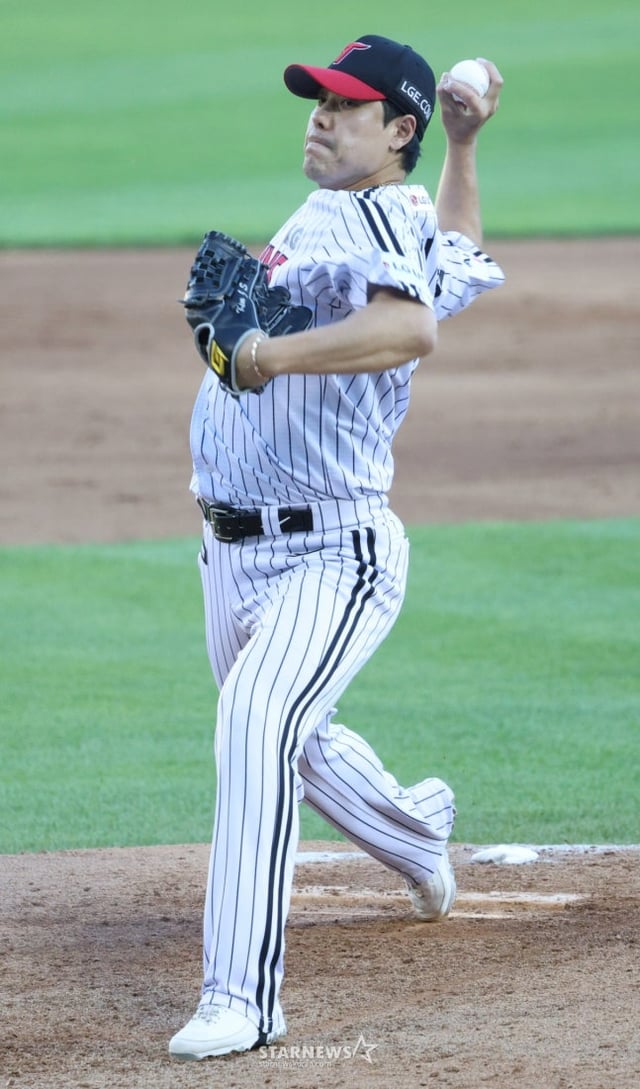 The 2026 Shinhan SOL Bank KBO League LG Twins vs. KIA Tigers game was held on the 30th of last month at Seoul Jamsil Baseball Stadium. LG's Kim Jin-seong is pitching. /Photo=Chief correspondent Kim Jin-kyung