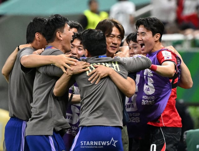 2026 북중미월드컵 A조 예선 대한민국-체코전이 12일(한국 시간) 멕시코 과달라하라 에스타디오 아크론에서 열렸다.  홍명보 감독이 2-1 승리 상황에서 종료 휘슬이 울리자 선수단과 기뻐하고 있다. /사진=김진경 대기자
