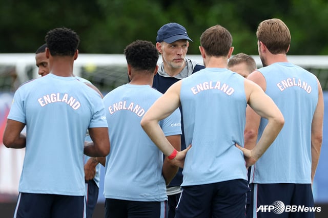 Manager Thomas Tuchel (center) coaching England players. /AFPBBNews=NEWS1