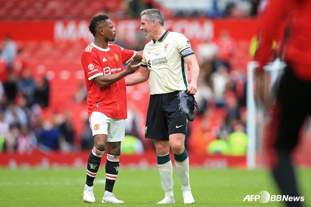 Jamie Carragher (right). /AFPBBNews=NEWS1