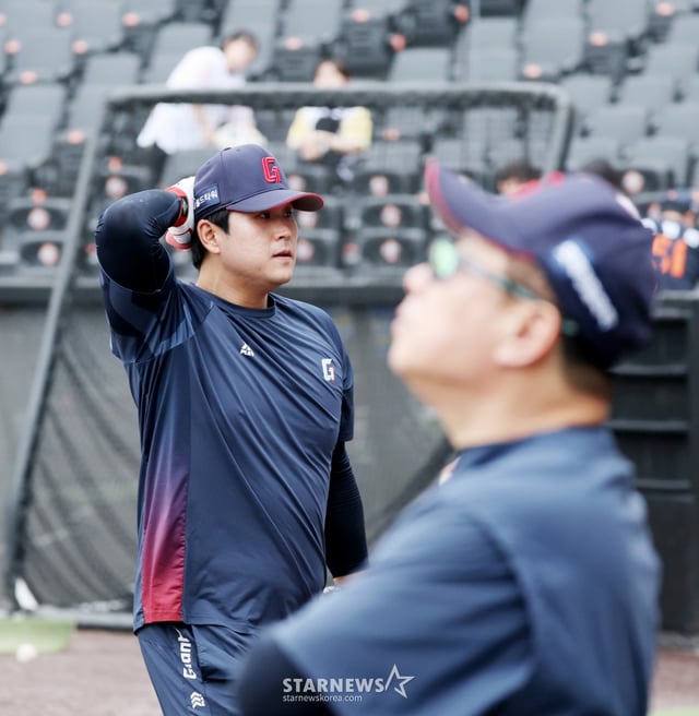 롯데 유강남이 19일 한화생명이글스파크에서 열리는 2026KBO리그 한화이글스와 롯데자이언츠 경기를 앞두고 타격훈련을 마치고 더그아웃으로 향하고 있다. 2026.05.19. /사진=강영조 cameratalks@