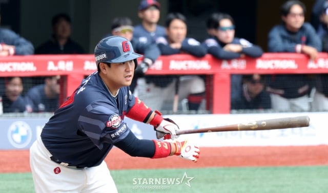 롯데 유강남이 24일 랜더스필드에서 열린 SSG랜더스와 롯데자이언츠 경기 4회초 안타로 출루하고 있다. 2026.03.24. /사진=강영조 cameratalks@