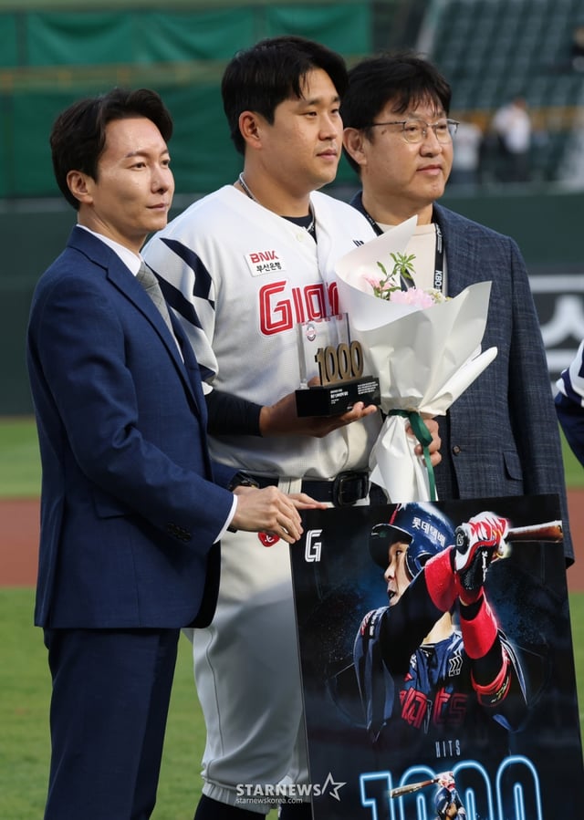2026 신한 SOL KBO리그 롯데 자이언츠 대 두산 베어스 경기가 23일 부산 사직야구장에서 열렸다. 롯데 유강남이 1000 안타 출장 달성을 수상한 후 기념촬영을 하고 있다. /사진=김진경 kim.jinkyung@