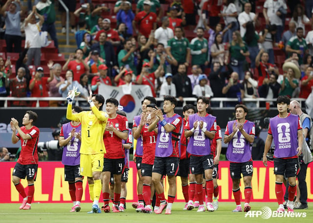 The Korean national football team, which secured a 2-1 comeback victory in the first group stage match. /AFPBBNews=NEWS1