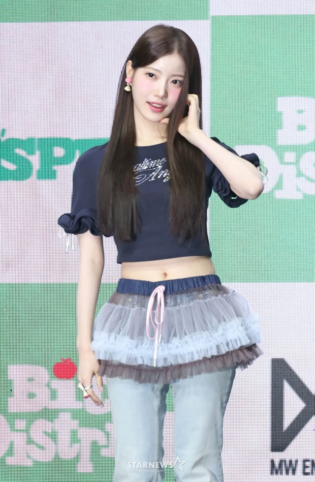 걸그룹 유스피어(USPEER) 서유가 17일 오후 서울 명화라이브홀에서 진행된 첫 번째 미니앨범 '바이트 디스트릭트;(BITE DISTRICT) 발매기념 쇼케이스에서 포즈를 취하고 있다. 이번 앨범에는 타이틀곡 '위키드 게임'(WICKED GAME), '소 파인'(So Fine), '베스티'(Bestie), '라우드'(LOUD) 등 총 4곡이 수록됐다. /2026.06.17 /사진=이동훈 photoguy@