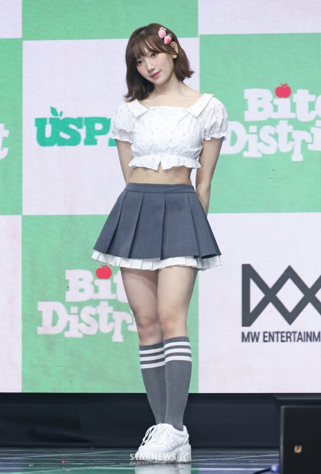걸그룹 유스피어(USPEER) 소이가 17일 오후 서울 명화라이브홀에서 진행된 첫 번째 미니앨범 '바이트 디스트릭트;(BITE DISTRICT) 발매기념 쇼케이스에서 포즈를 취하고 있다. 이번 앨범에는 타이틀곡 '위키드 게임'(WICKED GAME), '소 파인'(So Fine), '베스티'(Bestie), '라우드'(LOUD) 등 총 4곡이 수록됐다. /2026.06.17 /사진=이동훈 photoguy@