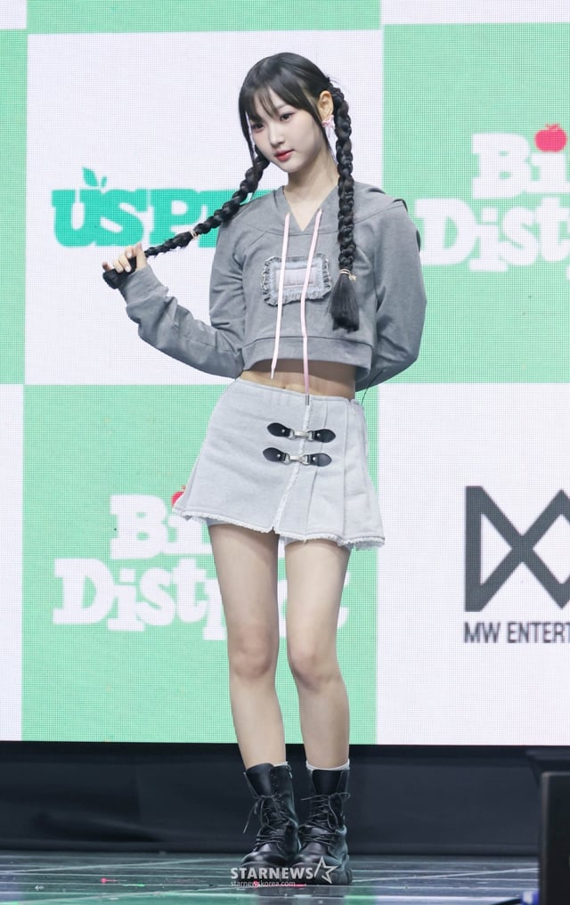 걸그룹 유스피어(USPEER) 시안이 17일 오후 서울 명화라이브홀에서 진행된 첫 번째 미니앨범 '바이트 디스트릭트;(BITE DISTRICT) 발매기념 쇼케이스에서 포즈를 취하고 있다. 이번 앨범에는 타이틀곡 '위키드 게임'(WICKED GAME), '소 파인'(So Fine), '베스티'(Bestie), '라우드'(LOUD) 등 총 4곡이 수록됐다. /2026.06.17 /사진=이동훈 photoguy@