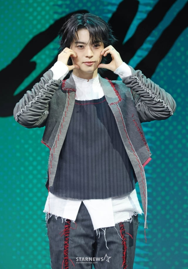 그룹 온앤오프(ONF) 효진이 17일 서울 마포구 상암동 큐브컨벤션센터에서 진행된 정규 2집 Part.2 'ONF:MY SELF' 쇼케이스에서 포즈를 취하고 있다. 타이틀곡 'Open The Door'(오픈 더 도어)는 미래를 향해 한 걸음 내딛기 직전의 긴장감과 기대, 두려움이 공존하는 감정을 록 기반의 사운드로 표현한 곡이다. /2026.06.17 /사진=이동훈 photoguy@