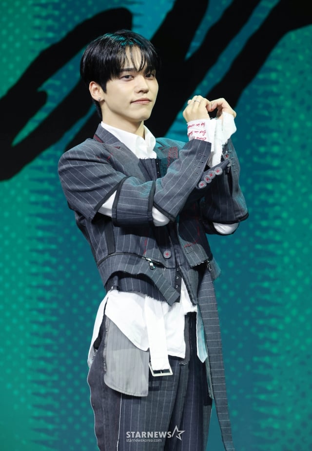 그룹 온앤오프(ONF) 유토가 17일 서울 마포구 상암동 큐브컨벤션센터에서 진행된 정규 2집 Part.2 'ONF:MY SELF' 쇼케이스에서 포즈를 취하고 있다. 타이틀곡 'Open The Door'(오픈 더 도어)는 미래를 향해 한 걸음 내딛기 직전의 긴장감과 기대, 두려움이 공존하는 감정을 록 기반의 사운드로 표현한 곡이다. /2026.06.17 /사진=이동훈 photoguy@
