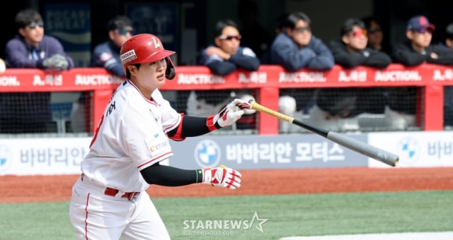 SSG 고명준이 3월 24일 롯데 자이언츠와 시범경기에서 홈런을 날리고 있다. /사진=강영조 선임기자