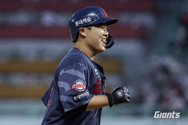 롯데 자이언츠 한동희가 16일 SSG 랜더스전 안타를 치고 활짝 웃고 있다. /사진=롯데 자이언츠 제공