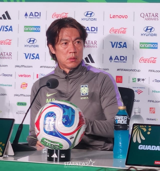 멕시코와 경기 전 기자회견에 나선 홍명보 감독. /사진=박건도 기자