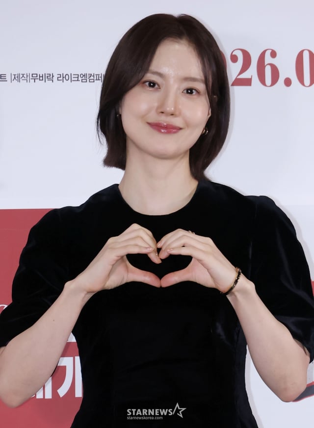 배우 문채원이 8일 오후 서울 롯데시네마 월드타워점에서 진행된 영화 '하트맨' 언론배급시사회 및 기자간담회에 참석해 포즈를 취하고 있다. /2026.01.08 /사진=이동훈 photoguy@