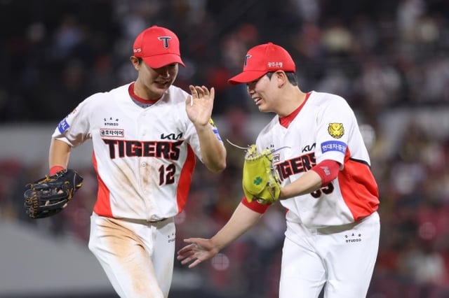 Jung Hyun-chang (left) and Sung Young-tak. /Photo=KIA Tigers