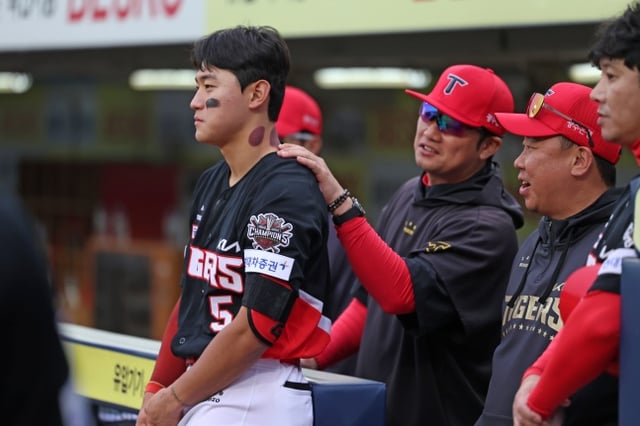 KIA manager Lee Beom-ho (second from right) and Senior Coach Son Seung-rak (center) are encouraging Kim Do-young (left). /Photo=KIA Tigers