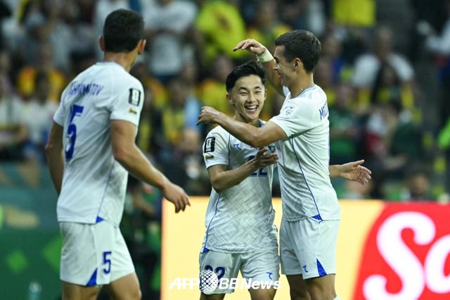 18日,在墨西哥城体育场举行的2026年FIFA北中美世界杯小组赛K组第1轮与哥伦比亚队的比赛中,乌兹别克斯坦国家足球队阿沃斯贝克•帕祖拉耶夫在攻入乌兹别克斯坦历史上世界杯的第一个进球后,非常高兴。 =法新社BBNews=新闻1。